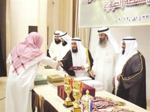 فريد عمادي يكرم احد المتفوقين﻿