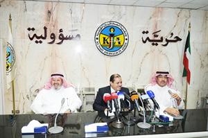 وزير الاعلام المصري صلاح عبدالمقصود متوسطا الزميلين فيصل القناعي وعدنان الراشد﻿