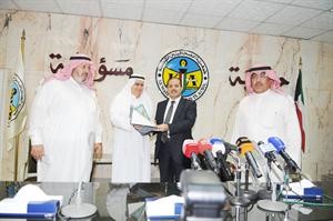 درع تذكارية من جمعية الصحافيين الى الوزير المصري يقدمها له الزميل احمد بهبهاني بحضور فيصل القناعي وعدنان الراشد﻿
