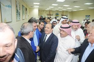 الوزير المصري مصافحا الحضور﻿