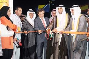 الشيخ محمد العبدالله واياد الخرافي يشاركان في قطع الشريط ايذانا بافتتاح المعرض 	اسامة ابوعطية﻿