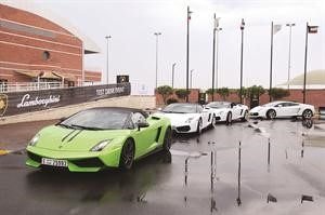 سيارة لامبورغيني تستعد للانطلاق بقيادة الصحافين