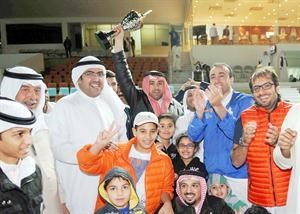 الشيخ عبدالله المالك يرفع الكاس والى جانبه الشيخ ضاري الفهد
