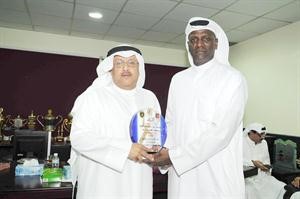 بدر الذياب يتسلم درعا تذكارية من وليد الحجرف
