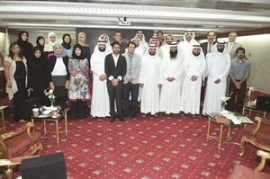 محسام الخرافي مع عدد من المشاركين في احتفال جمعية المهندسين بعيدها 50
