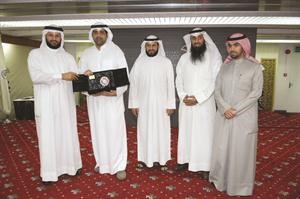 تكريم ممثل احدى الجهات الداعمة لمشروع الجمعية اسامة ابوعطية
