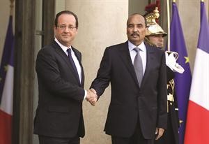 الرئيس الفرنسي فرانسوا هولاند مستقبلا نظيره الموريتاني محمد ولد عبدالعزيز افپ