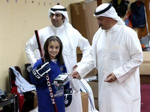 رئيس لجنة الهوكي فهيد العجمي ومحسن المعصب يوزعان لوازم اللعبة على الصغار عادل يعقوب

