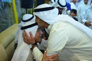 نواف اللافي يقبل راس احد كبار السن﻿