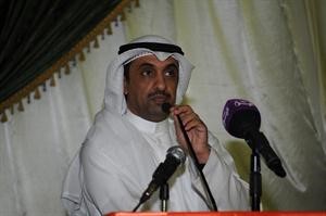 الزميل هادي العجمي عريف الندوة