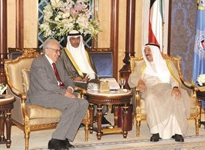 صاحب السمو الامير الشيخ صباح الاحمد خلال لقائه الاخضر الابراهيمي﻿