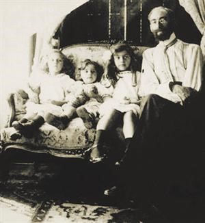 رينيه مع بناته الثلاث في باريس عام 1915
