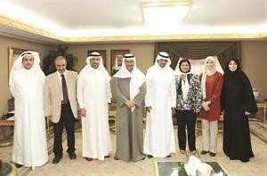 سمو رئيس الوزراء الشيخ جابر المبارك خلال لقائه رئيس واعضاء جمعية الشفافية﻿