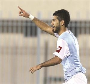 لاعب السالمية نايف زويد يحتفل بهدفه في مرمى المحرقالازرقكوم﻿