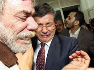 بالفيديو.. أوغلو وزوجته يجهشان بالبكاء على ضحايا غزة