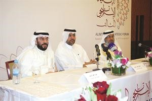 غانم ال سعد يتوسط علي الزبيد وعبدالرحمن زمان خلال المؤتمر الصحافي الذي عقد قبل انطلاق احداث الملتقى الاستراتيچي الثالث لـ مجموعة الامتياز