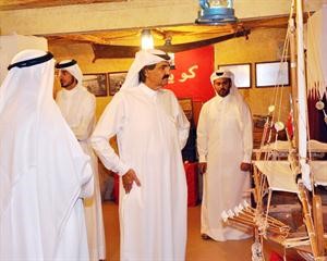 صاحب السمو الشيخ حمد بن خليفة خلال جولته في جناح الموروث الكويتي﻿