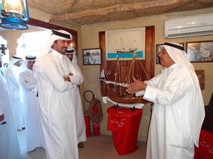 ولي عهد قطر سمو الشيخ تميم يستمع الى شرح عن مقتنيات الجناح﻿
