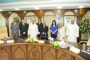 دعبداللطيف البدر ودرنا الفارس مع الحضور خلال توقيع العقد اسامة ابوعطية