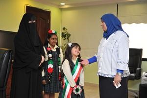 اللوغاني تستمع الى اناشيد وطنية من الطلبة سعود سالم
