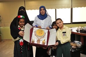 منى اللوغاني تتسلم درعا من سعاد السعيد والطلبة عبدالرحمن عيد وكوثر سليمان واوراد محمد

