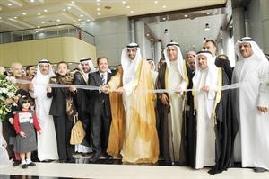 الشيخ محمد العبدالله ووزير الاعلام المصري يقصان الشريط ايذانا بافتتاح المعرض 	هاني عبدالله﻿