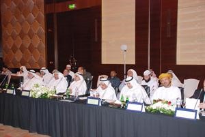 المشاركون في المؤتمر يسجلون بعض الملاحظات﻿