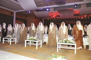 سمو ولي العهد الشيخ نواف الاحمد ورئيس مجلس الامة السابق جاسم الخرافي ونائب رئيس الحرس الوطني الشيخ مشعل الاحمد وسمو الشيخ ناصر المحمد وسمو رئيس مجلس الوزراء الشيخ جابر المبارك ونائب وزير شؤون الديوان الاميري الشيخ علي الجراح وكبار المسؤولين اثناء النشيد الوطني﻿