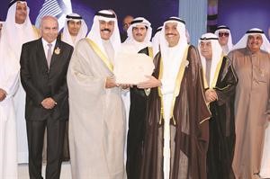  فرقد الصانع يقدم هدية تذكارية لممثل سمو الامير سمو الشيخ نواف الاحمد﻿