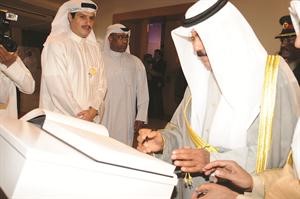 سمو ولي العهد يسجل كلمة في كتاب خاص لشركة الخليج للتامين﻿