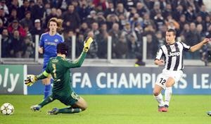سيباستيان جوفينكو لاعب يوفنتوس اختتم ثلاثية فريقه في مرمى حارس تشلسي بيتر تشيك افپ
