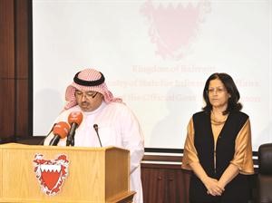 وزير العدل الشيخ خالد ال خليفة ووزيرة الدولة لشؤون الاعلام سميرة رجب خلال المؤتمر الصحافي امس بنا﻿