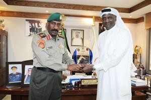 العقيد حميد دحل يتسلم درعا تذكارية من وليد الحجرف

