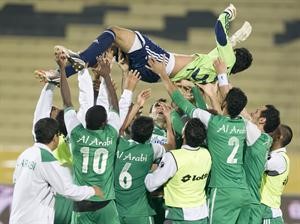 خالد الرشيدي محمولا على اكف لاعبي العربي الازرقكوم

