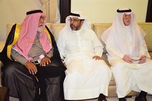 ناصر المري متوسطا اثنين من كبار السن من ابناء الدائرة الخامسة﻿