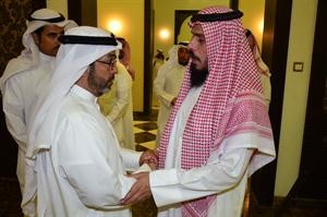 ناصر المري خلال استقباله احد الحضور﻿