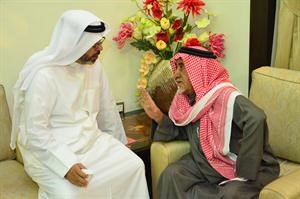 المري في حديث جانبي مع احد الناخبين﻿