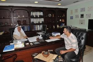 م عبدالله الحبشي متحدثا الى الزميل احمد حسين