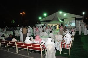 الحضور خارج مقر الشايع