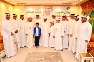 نجيب العدواني متوسطا بعض ابناء الدائرة الخامسة