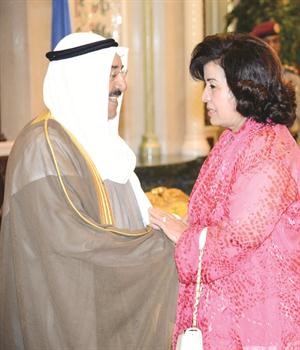 صاحب السمو مصافحا دميمونة الصباح﻿
