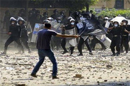مصر: تواصل الاشتباكات بين المتظاهرين والأمن بمحمد محمود