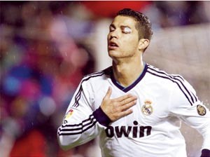 رونالدو تبرع بـ 1.5 مليون يورو لأطفال غزة.. وأوزيل يبكي بحرقة.. وفيسبوك يعاقب إيطالية لنشرها صور المجازر