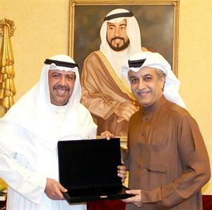 الشيخ احمد الفهد يتسلم دعوة من الشيخ سلمان بن ابراهيم﻿
