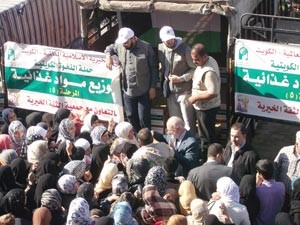 توزيع المساعدات على اللاجئين
