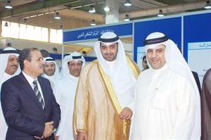 الشيخ محمد العبدالله وصلاح عبدالمقصود خلال زيارتهما جناح الملتقى الاعلامي في المعرض﻿
