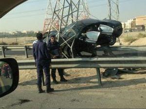 السيارة الرياضية وقد اقتحمت احدى القواعد الكهربائية﻿