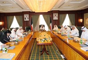 سمو رئيس الوزراء الشيخ جابر المبارك مترئسا اجتماع لجنة الخدمات العامة ﻿