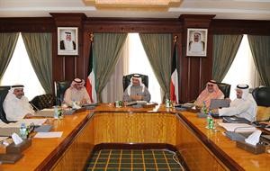 سمو رئيس الوزراء الشيخ جابر المبارك مترئسا اجتماع مجلس الوزراء بحضور الشيخ احمد الخالد والشيخ صباح الخالد ودفاضل صفر﻿