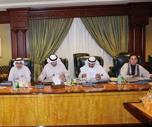 درولا دشتي ودنايف الحجرف وانس الصالح ومعبدالعزيز الابراهيم خلال الاجتماع﻿